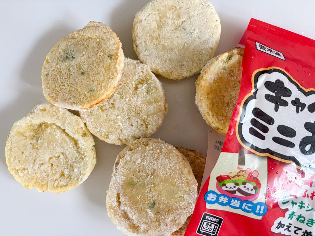 「キャベツたっぷり!ミニお好み焼」は、手のひらサイズのお好み焼きが10枚入って税込購入価格が213円