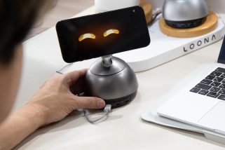 【自分のスマホがAI秘書ロボに進化】仕事環境が劇的に変わる「次世代ガジェット」が凄かった！165W急速充電器内蔵など話題のLoona Deskmateを体験してみた
