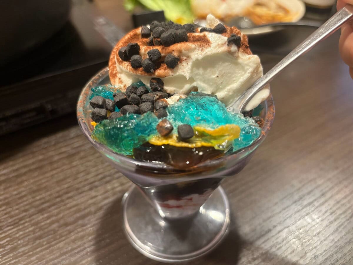 上の方はちょっぴりビターで大人っぽく、下に掘り進めていくとホイップ＆いちごソースを出現して、甘さがアップ！