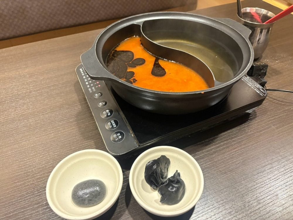 しゃぶ葉×映画『ゴジラ-0.0』　絶望のブラックチゲだし（赤チゲ味噌だし＋黒マー油）／ゴジラの背びれ餃子／ゴジラ風 漆黒のチーズ団子