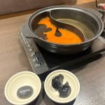 しゃぶ葉×映画『ゴジラ-0.0』　絶望のブラックチゲだし（赤チゲ味噌だし＋黒マー油）／ゴジラの背びれ餃子／ゴジラ風 漆黒のチーズ団子