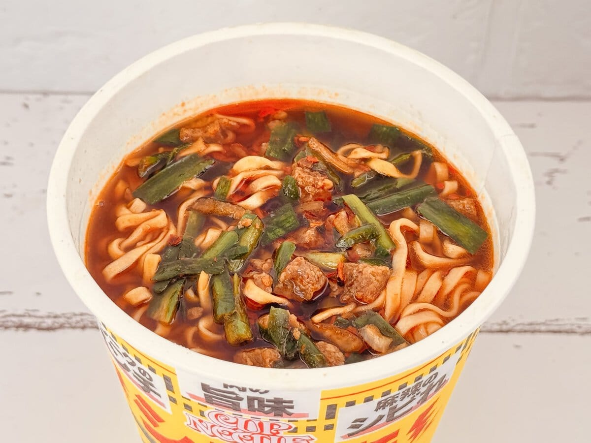 日清食品
カップヌードル シビ辛スタミナ ビッグ／大豆たん白入り豚ミンチ・にら・玉ねぎといった具材もスープとの一体感が高く、脂っこさを感じさせないバランスの良さはさすがはカップ麺の王者・カップヌードル