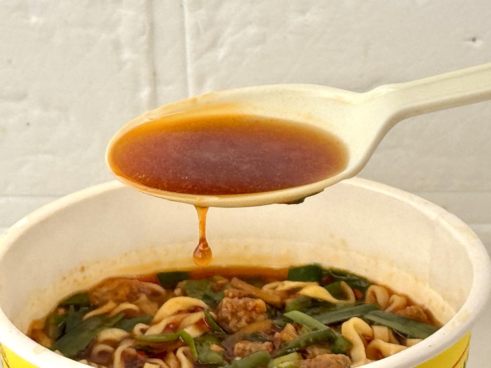 日清食品 カップヌードル シビ辛スタミナ ビッグ／甘みのある醤油をベースに、にんにくの風味・肉の旨味・麻辣のシビれを重ねたスープに、別添の“特製旨辛オイル”を加えることでパンチをさらに底上げする設計