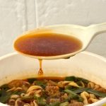 日清食品 カップヌードル シビ辛スタミナ ビッグ／甘みのある醤油をベースに、にんにくの風味・肉の旨味・麻辣のシビれを重ねたスープに、別添の“特製旨辛オイル”を加えることでパンチをさらに底上げする設計