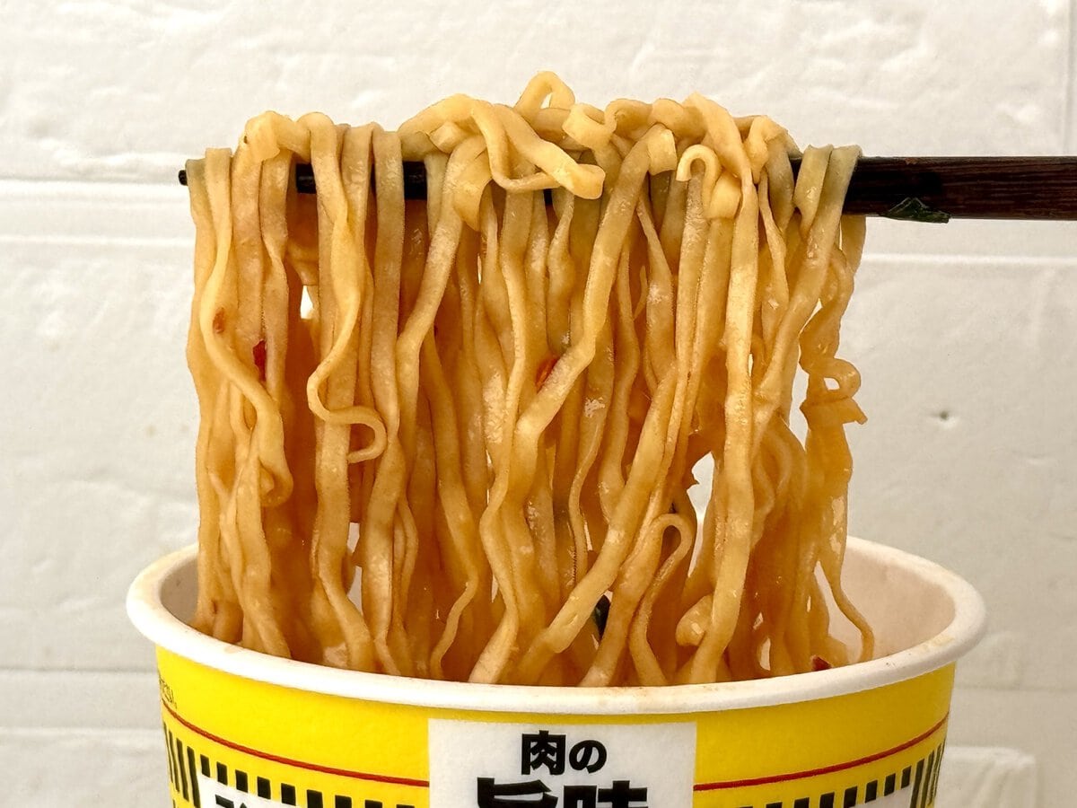 日清食品
カップヌードル シビ辛スタミナ ビッグ／麺は厚みと幅のあるフライ仕様で、カップヌードルのあのお馴染みの麺で、つるっとした食感と、スープとの確かな絡みを両立