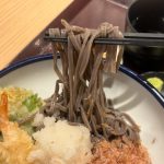 越前そばらしさは、独特な灰色と強いコシ!