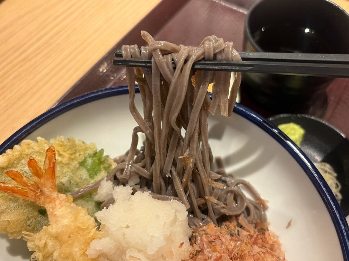 越前そばらしさは、独特な灰色と強いコシ!