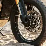 第1位　「街もツーリングもオフロードも！」普通二輪で乗れる万能モデル、SUVスタイルをまとうトライアンフ新型“SCRAMBLER 400XC”に注目