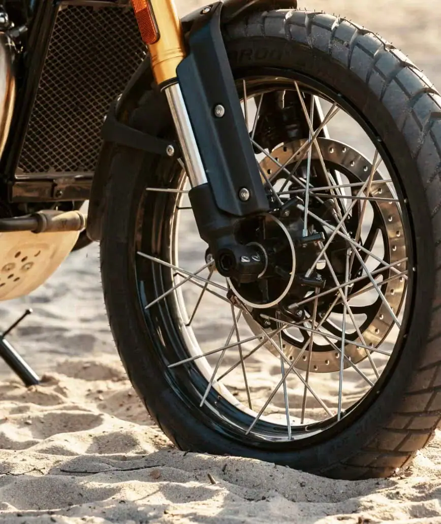 第1位　「街もツーリングもオフロードも！」普通二輪で乗れる万能モデル、SUVスタイルをまとうトライアンフ新型“SCRAMBLER 400XC”に注目