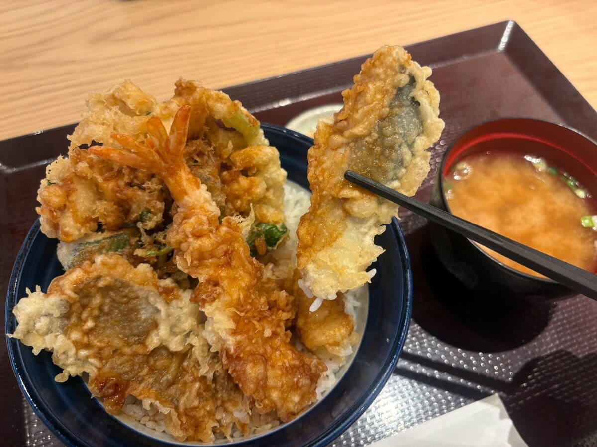 淡⽩な味わいだからこそ、天丼の⽢⾟いたれともよく合うのが、福井県産⽩カレイ