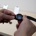 仕事中は胸ポケット、移動中は腕、オフには首元という感じに使い分けていれば、誰にも気づかれることなく使い続けることができる。
