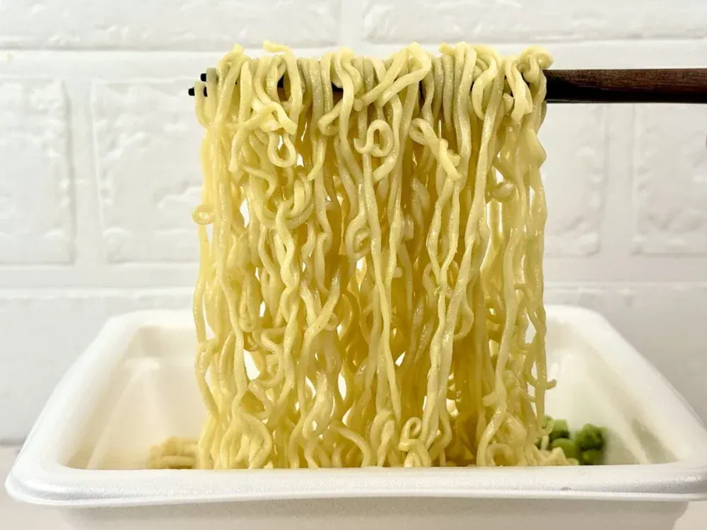第2位 【マニア絶賛】近大まぜそばなど！汁なしカップ麺ベスト3