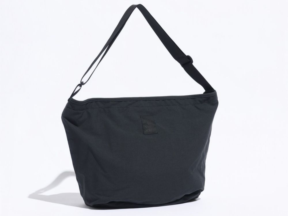シエラデザインズ「BLACK WIDE SHOULDER BAG」¥7,480/16ℓ/H34×W51×D15㎝