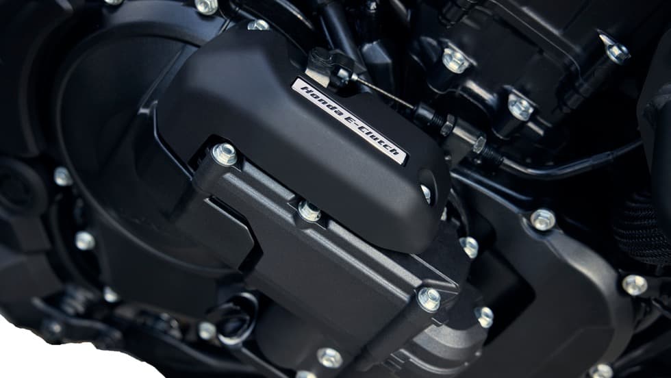 「CB750ホーネット」の最新モデルには、ホンダ先進の「Honda E-Clutch」システムも採用されている。