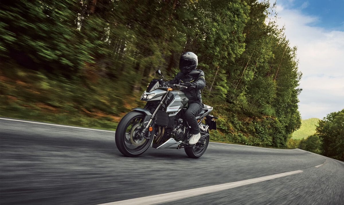 CB750ホーネットは、市街地走行からスポーツライディングまで幅広い走りを楽しむことができる車両
