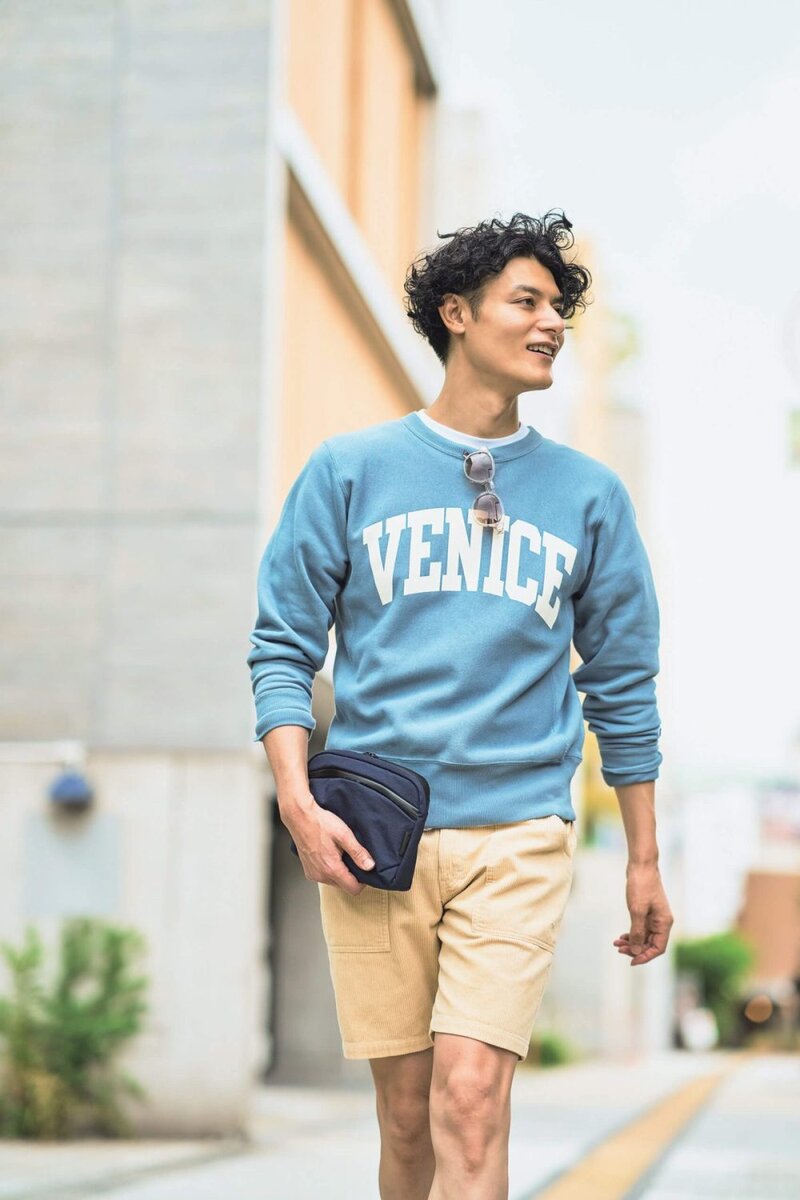 クラッチスタイルで気分よく街歩き！