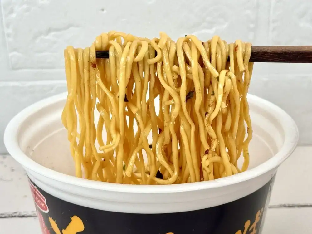 第2位 【マニア絶賛】近大まぜそばなど！汁なしカップ麺ベスト3