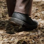 足裏をしっかりと支えながら歩行時の衝撃を吸収し、長時間の歩行でも快適な履き心地を楽しめる