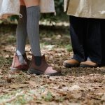 足裏をしっかりと支えながら歩行時の衝撃を吸収し、長時間の歩行でも快適な履き心地を楽しめる