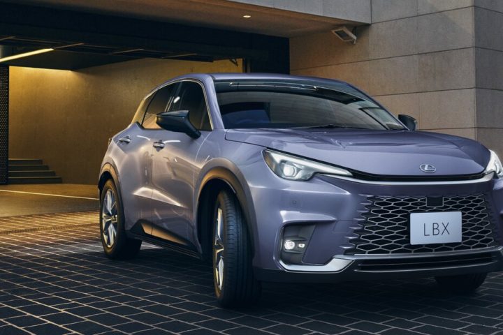 【小さな高級車】全長4.2mにフラッグシップ級の質感を凝縮。レクサスLBXが一部改良、コンパクトSUVの常識を覆す最新モデルをプロが分析