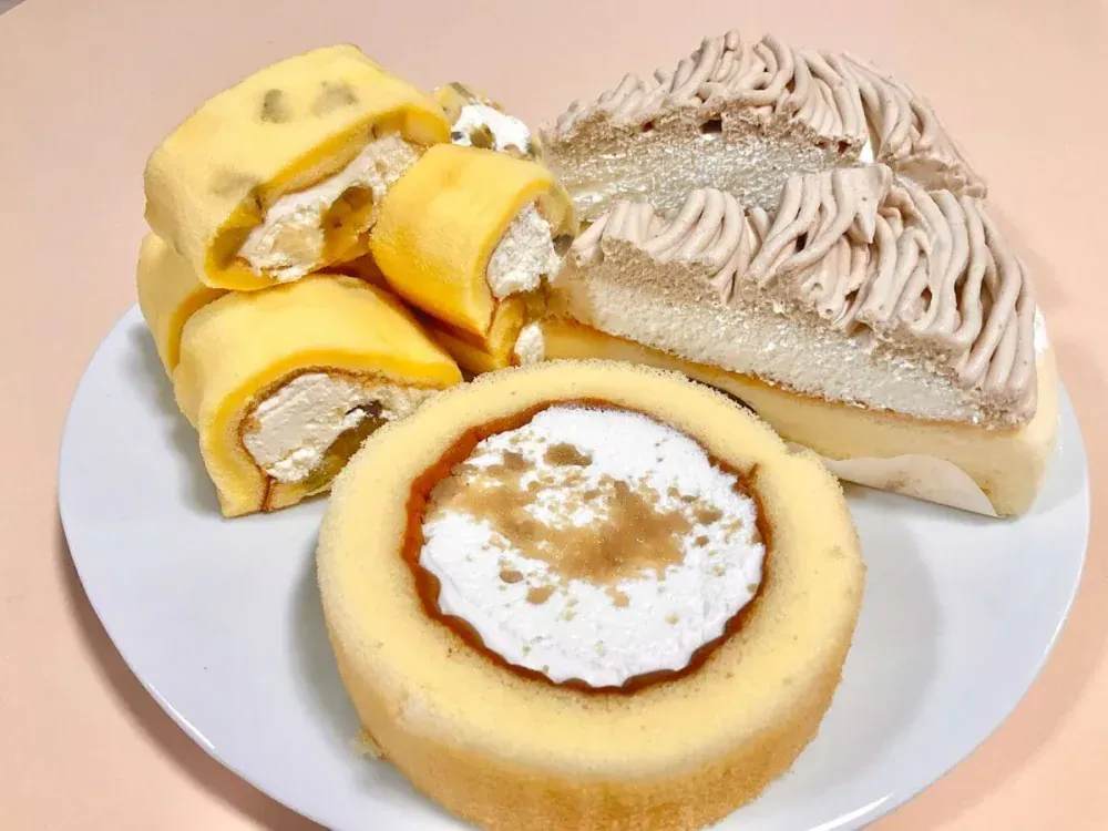 【全人類に食べてほしい】ローソンの焼き芋もち食感ロール、2個で486円の栗モンブラン…秋の新作スイーツをガチ食べ比べ！本音ランキングベスト3