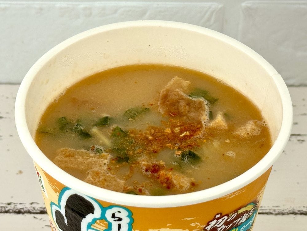 セブンプレミアム 山頭火 カリーメン／ほぼスープがなみなみとあふれていますが、スープの下に麺が沈んでしまうのは、麺密度が高いため