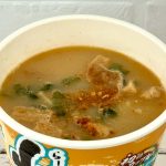 セブンプレミアム 山頭火 カリーメン／ほぼスープがなみなみとあふれていますが、スープの下に麺が沈んでしまうのは、麺密度が高いため
