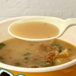 セブンプレミアム 山頭火 カリーメン／スープですがスパイスの主張は穏やかで、むしろ山頭火らしいまろやかな豚骨塩スープのコクのほうをメインに据えた仕上がり