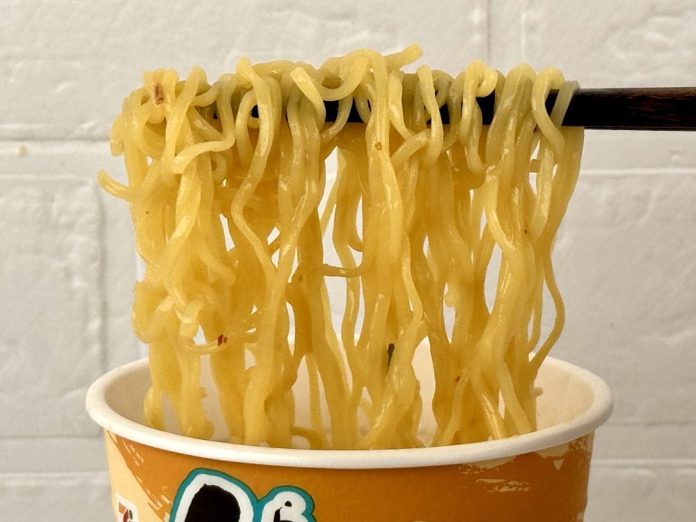セブンプレミアム 山頭火 カリーメン／麺は中細のノンフライ仕様で、重量感もありしっかりとした弾力とコシがあり歯ごたえ、食べ応えともに十分