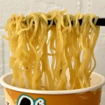 セブンプレミアム 山頭火 カリーメン／麺は中細のノンフライ仕様で、重量感もありしっかりとした弾力とコシがあり歯ごたえ、食べ応えともに十分