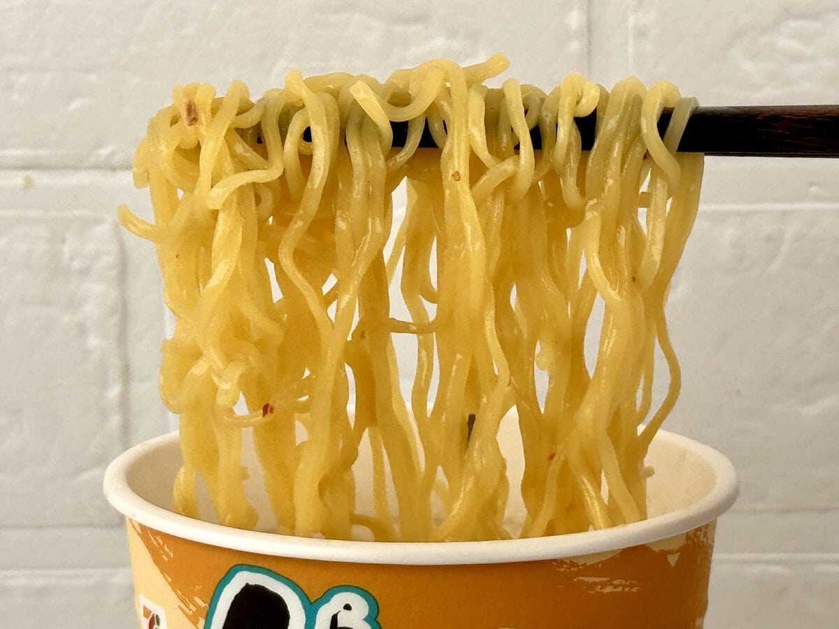 セブンプレミアム
山頭火 カリーメン／麺は中細のノンフライ仕様で、重量感もありしっかりとした弾力とコシがあり歯ごたえ、食べ応えともに十分