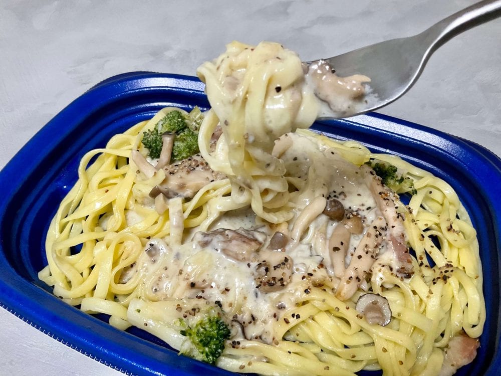 濃厚なきのこクリームソースが絡む自家製平打ち麺タリオリーニ