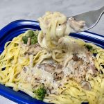 濃厚なきのこクリームソースが絡む自家製平打ち麺タリオリーニ