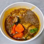 温かいスープに野菜と肉が入った秋の麺グルメ.