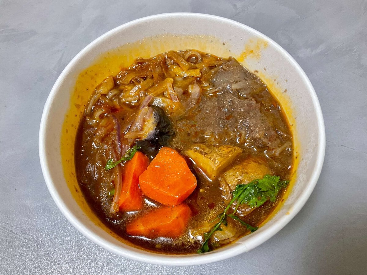 大きな牛肉とじゃがいもが入ったベトナム風ビーフシチューヌードル
