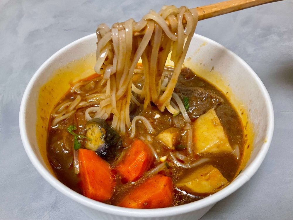 濃厚ビーフシチュースープが絡むコシのある米粉麺フーティウ