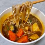 濃厚ビーフシチュースープが絡むコシのある米粉麺フーティウ