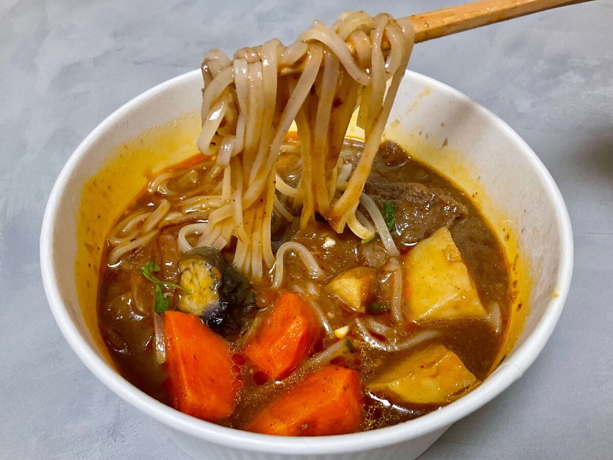 濃厚ビーフシチュースープが絡むコシのある米粉麺フーティウ