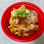 牛バラと肉味噌、揚げナッツがトッピングされた麻辣麺