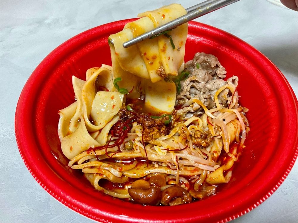麻辣スープが絡む極太でモチモチの自家製ビャンビャン麺