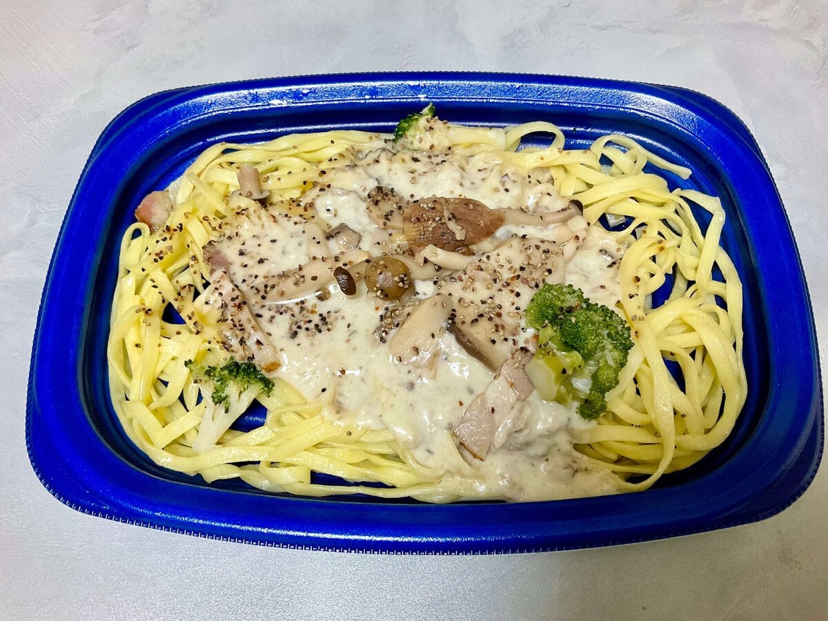レンジ加熱したポルチーニ入り5種きのこソースの自家製タリオリーニ
