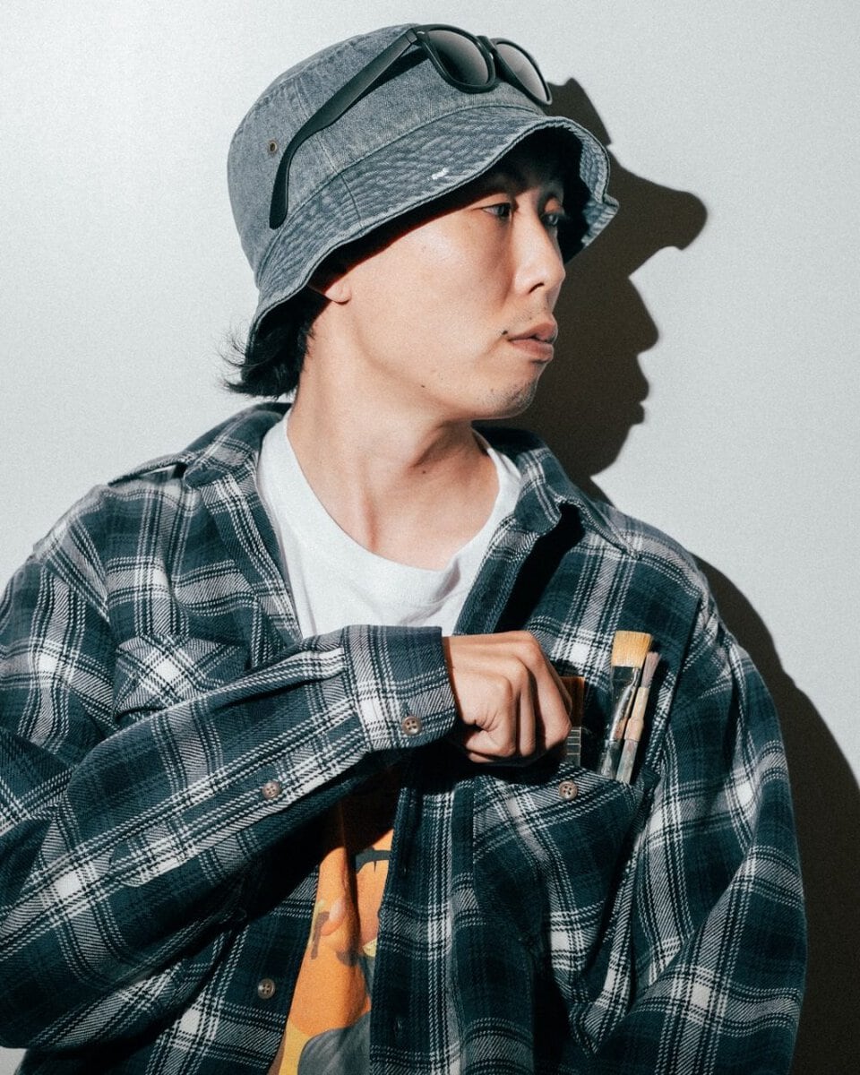 JUNK-R 1991年横浜産まれ横浜育ち。 高校生からのReggaeSelector活動の傍らフライヤーアートワークなどの経験を生かし、 2015年から本格的にペインターとして始動