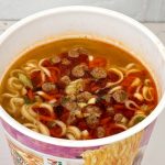 セブンプレミアム トムヤム担々麺／担々麺とエスニックスープという、本来交わらないジャンルを一つの器に落とし込む発想自体に、企画としての面白みを感じます