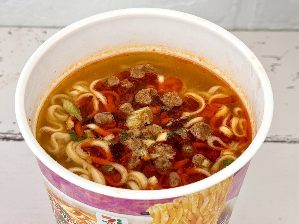 セブンプレミアム
トムヤム担々麺/担々麺とエスニックスープという、本来交わらないジャンルを一つの器に落とし込む発想自体に、企画としての面白みを感じます