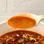 セブンプレミアム トムヤム担々麺／具材は味付け挽肉が徐々にスープに馴染んで旨みが溶け出していくのでアクセントとしてよい仕事をしています