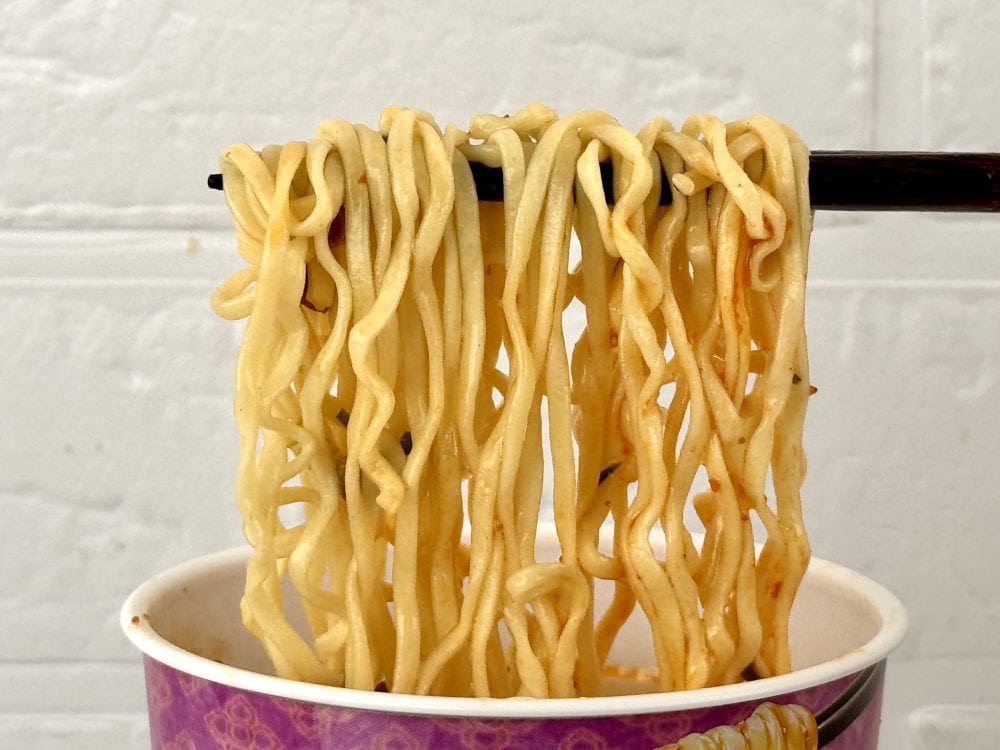 セブンプレミアム トムヤム担々麺／麺は中太に近いフライ麺で麺量70gとボリュームは十分かなと思います