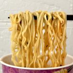 セブンプレミアム トムヤム担々麺／麺は中太に近いフライ麺で麺量70gとボリュームは十分かなと思います