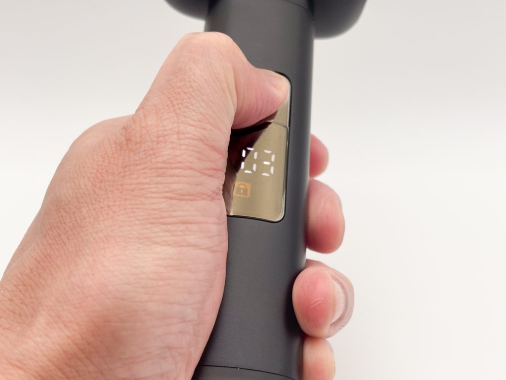 ロックオン・オフ操作はボタンの長押しで有効になり、出張・旅行などで携行するときには誤操作を防ぐ安心安全な機能だと思います