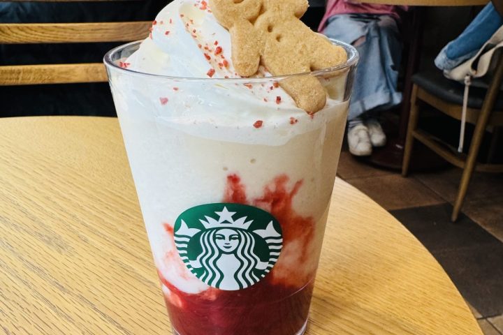 【スタバ待望の新作】ホリデー第一弾は歴代最高級にゴージャス！イチゴ果肉がトロットロ「ストロベリー&ジョイフルメドレーティーフラペチーノ」を徹底レビュー