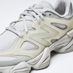 アッパーには半透明な硬質素材も組み合わせ、Y2Kの未来的で視覚的なテクノロジーの美学を表現